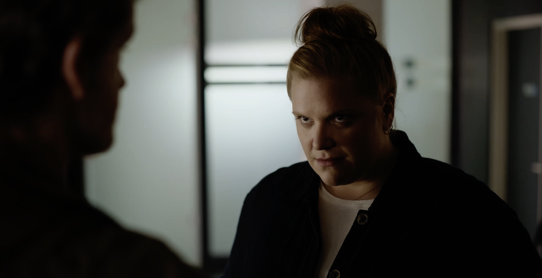 Screenshot aus „Made in China“ ”Und in welcher Abteilung waren Sie?“ Stefanie Reinsberger als Rosa Herzog © WDR 2024