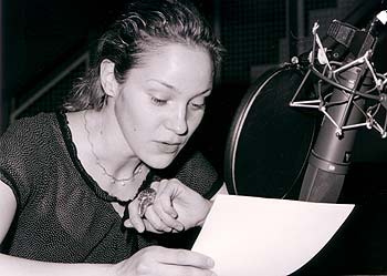 Jeanette Hain in the voice recordings for „Seide“ („silk“), radioplay after Alessandro Barrico © 2003 SWR